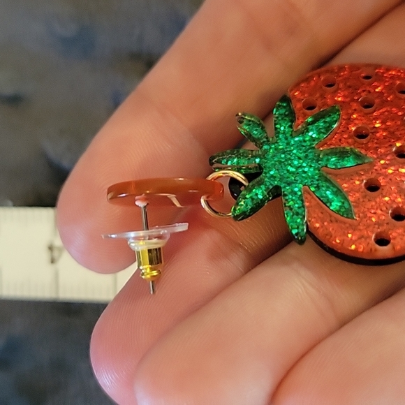 🤎 Glitter Strawberry Drop Earrings - Picture 4 of 7